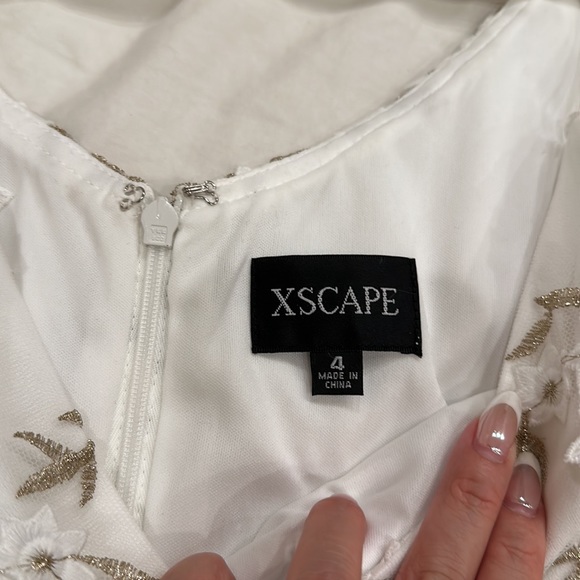 Xscape Metallic Floral V-Neck Cocktail Midi Dress. Size: US4 - Picture 4 of 5